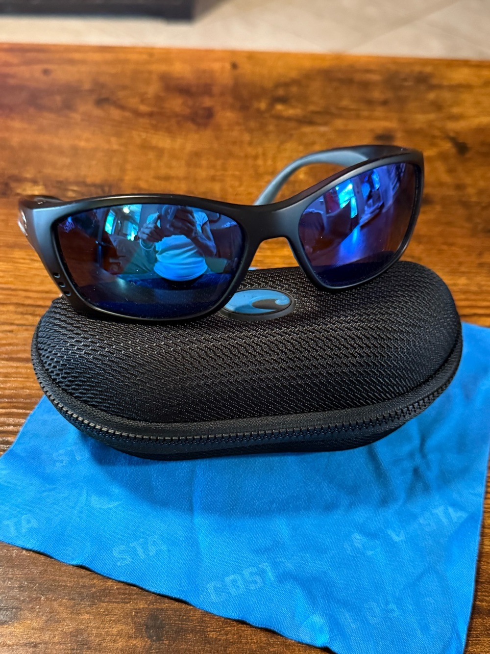 Costa Unisex Fisch Sunglasses – Black Frame with Blue Mirrored Lenses